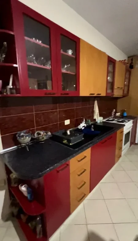 Tirane, jepet me qera apartament 1+1+Aneks+Ballkon Kati 5, 75 m² 450 € (Kristal Center)