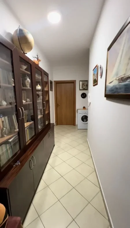 Tirane, jepet me qera apartament 1+1+Aneks+Ballkon Kati 5, 75 m² 450 € (Kristal Center)
