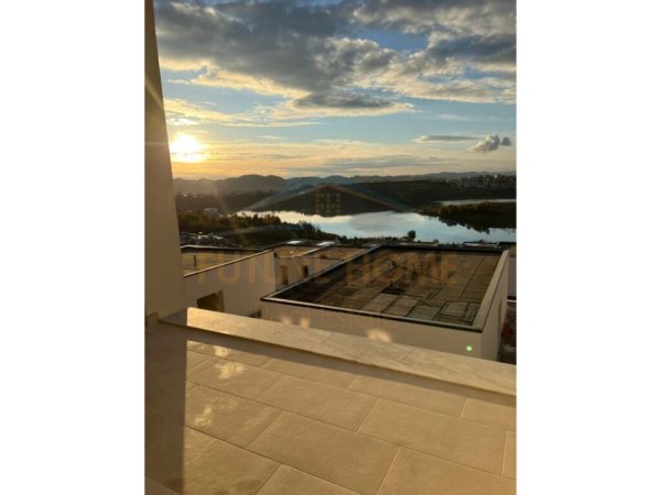 Tirane, shitet apartament 2+1 Kati 2, 100 m² 250.000 € (Liqeni i Farkes)