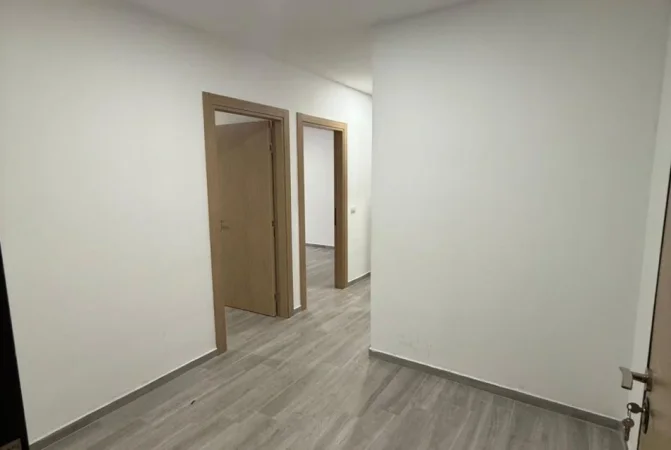 Tirane, jepet me qera zyre Kati 5, 94 m² 350 € (5 Maji)