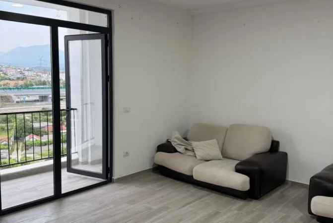 Tirane, jepet me qera zyre Kati 5, 94 m² 350 € (5 Maji)