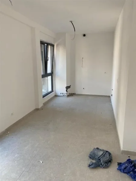 Tirane, jepet me qera zyre Kati 2, 93 m² 800 € (PAZARI I RI)