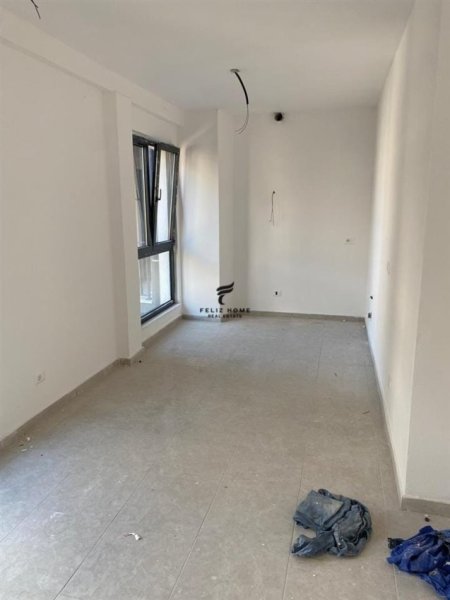 Tirane, jepet me qera zyre Kati 2, 93 m² 800 € (PAZARI I RI)