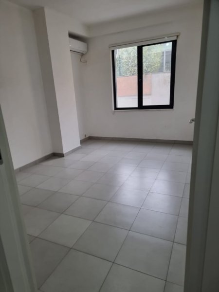 Tirane, jepet me qera zyre , 94 m² 800 € (Pazari i Ri)