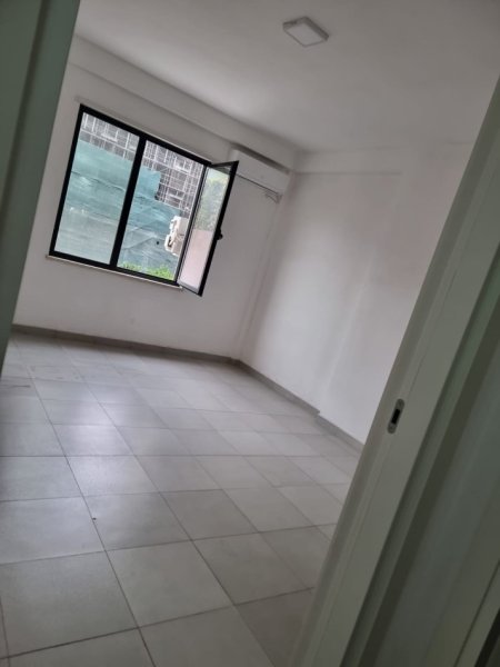 Tirane, jepet me qera zyre , 94 m² 800 € (Pazari i Ri)