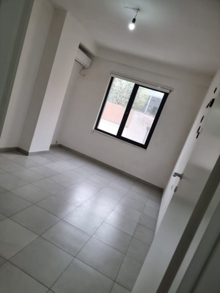 Tirane, jepet me qera zyre , 94 m² 800 € (Pazari i Ri)