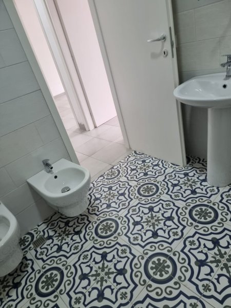 Tirane, jepet me qera zyre , 94 m² 800 € (Pazari i Ri)