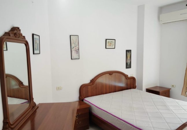 Tirane, jepet me qera apartament 2+1+Ballkon Kati 2, 80 m² 700 € (Brryli)