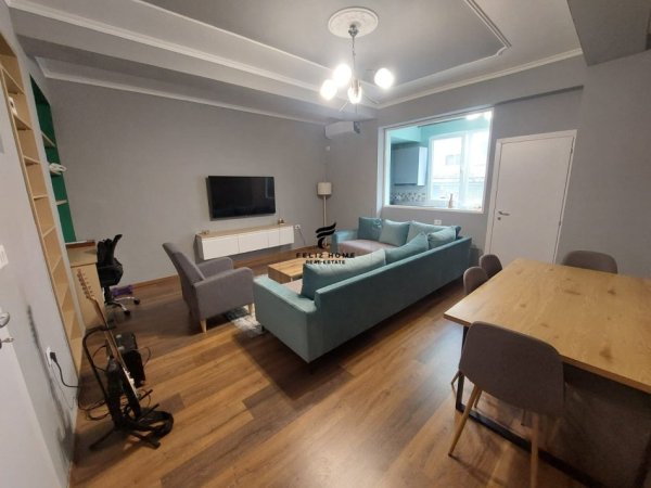 Tirane, jepet me qera apartament 4+1 Kati 3, 210 m² 1.350 € (QYTET STUDENTI)