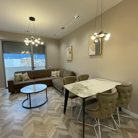 Tirane, jepet me qera apartament 2+1+Ballkon Kati 7, 120 m² 1.200 € (9 Kateshet)