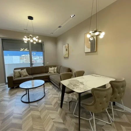 Tirane, jepet me qera apartament 2+1+Ballkon Kati 7, 120 m² 1.200 € (9 Kateshet)