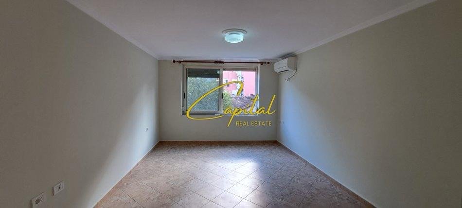 Tirane, jepet me qera zyre Kati 2, 30 m² 400 € (ISH BLLOKU)