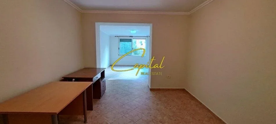 Tirane, jepet me qera zyre Kati 2, 30 m² 400 € (ISH BLLOKU)