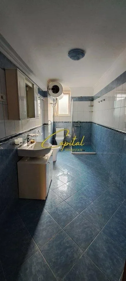 Tirane, jepet me qera zyre Kati 2, 30 m² 400 € (ISH BLLOKU)