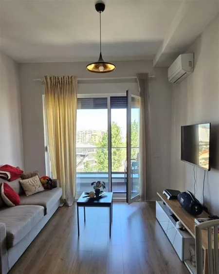 Tirane, jepet me qera apartament 1+1+Ballkon Kati 7, 60 m² 550 € (21 Dhjetori, Kompleksi Kontakt/Magnet)