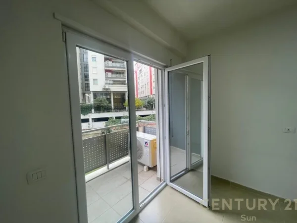 Tirane, jepet me qera apartament 2+1+Aneks+Ballkon Kati 2, 105 m² 950 € (RRUGA E KOSOVAREVE)