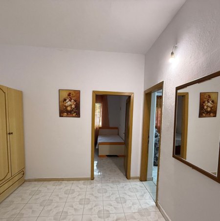 Tirane, jepet me qera shtepi 1+1+Ballkon Kati 1, 70 m² 350 € (Rr.Kujtim Hysi,vilat private mbrapa Globe)