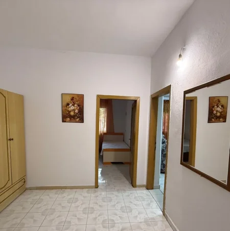 Tirane, jepet me qera shtepi 1+1+Ballkon Kati 1, 70 m² 350 € (Rr.Kujtim Hysi,vilat private mbrapa Globe)