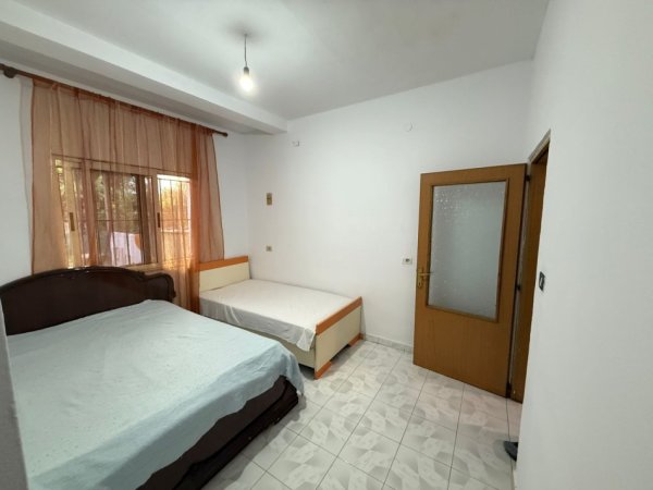 Tirane, jepet me qera shtepi 1+1+Ballkon Kati 1, 70 m² 350 € (Rr.Kujtim Hysi,vilat private mbrapa Globe)