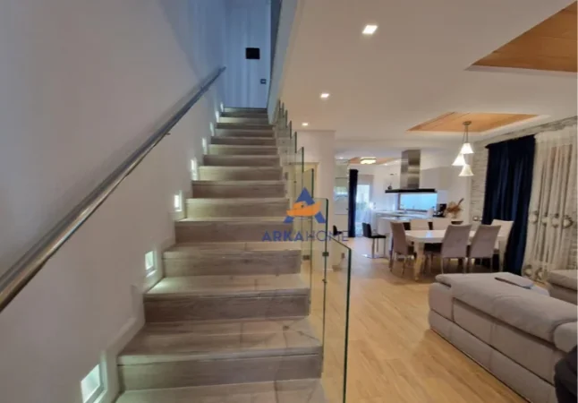 Tirane, shitet Vile 3 Katshe Kati 0, 225 m² 600.000 € (Tek Tegu)