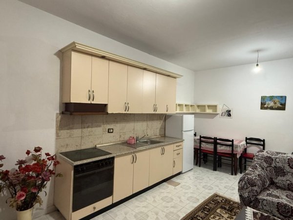 Tirane, jepet me qera shtepi 1+1+Ballkon Kati 1, 70 m² 350 € (Rr.Kujtim Hysi,vilat private mbrapa Globe)