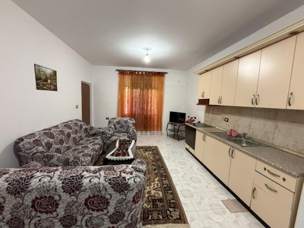 Tirane, jepet me qera shtepi 1+1+Ballkon Kati 1, 70 m² 350 € (Rr.Kujtim Hysi,vilat private mbrapa Globe)
