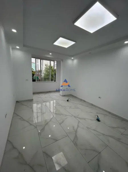 Tirane, jepet me qera ambjent biznesi Kati 2, 50 m² 1.100 € (RRUGA E DIBRES(Kryqezimi Farmacia 10))