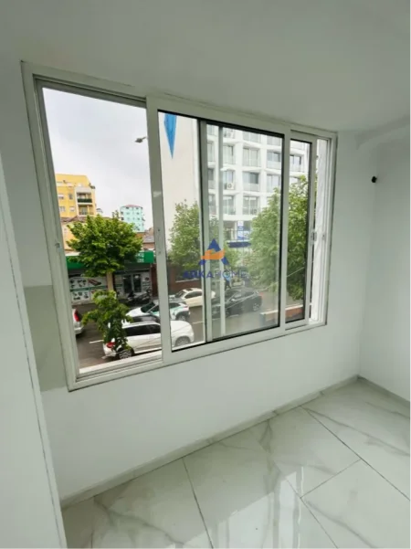 Tirane, jepet me qera ambjent biznesi Kati 2, 50 m² 1.100 € (RRUGA E DIBRES(Kryqezimi Farmacia 10))