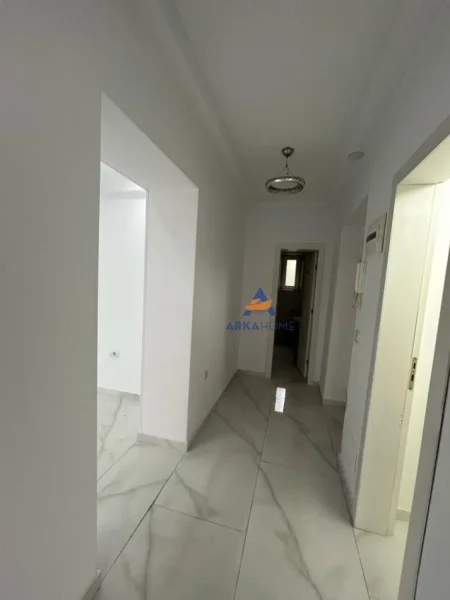 Tirane, jepet me qera ambjent biznesi Kati 2, 50 m² 1.100 € (RRUGA E DIBRES(Kryqezimi Farmacia 10))