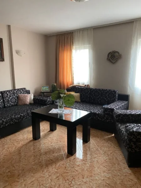 Tirane, jepet me qera garsonier Kati 1, 60 m² 400 € (Komuna e parisit)