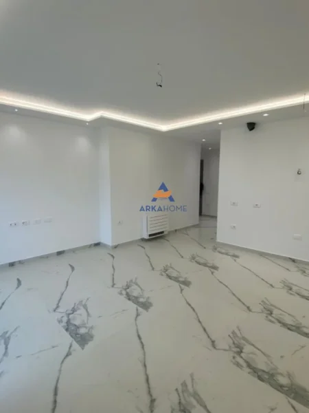 JEPET ME QERA AMBIENT BIZNESI 106 m² 1.050 € (Mine Peza)