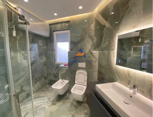 JEPET ME QERA AMBIENT BIZNESI 106 m² 1.050 € (Mine Peza)