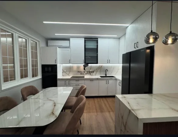 Tirane, jepet me qera apartament 2+1+Ballkon Kati 5, 77 m² 900 € (SELVIA)