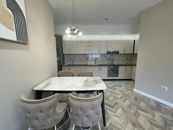 Tirane, jepet me qera apartament 2+1+Aneks+Ballkon Kati 7, 120 m² 1.000 € (9-Kateshet)