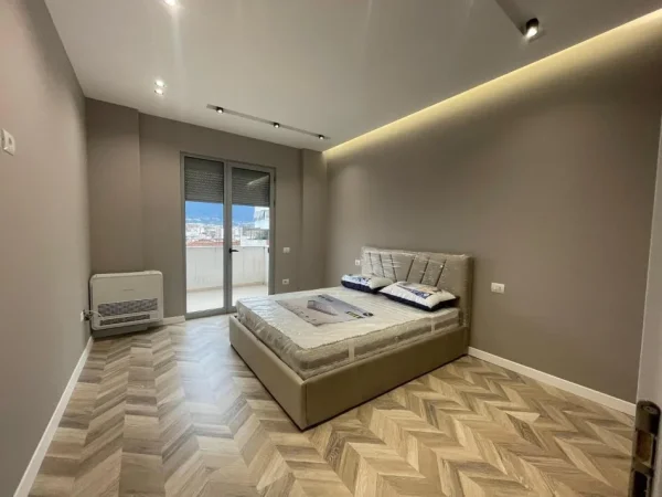 Tirane, jepet me qera apartament 2+1+Aneks+Ballkon Kati 7, 120 m² 1.000 € (9-Kateshet)