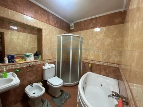Tirane, jepet me qera apartament 2+1+Ballkon Kati 8, 125 m² 700 € (( + Post Parkimi ) Rruga e Elbasanit, Stadiumi Air Albania)