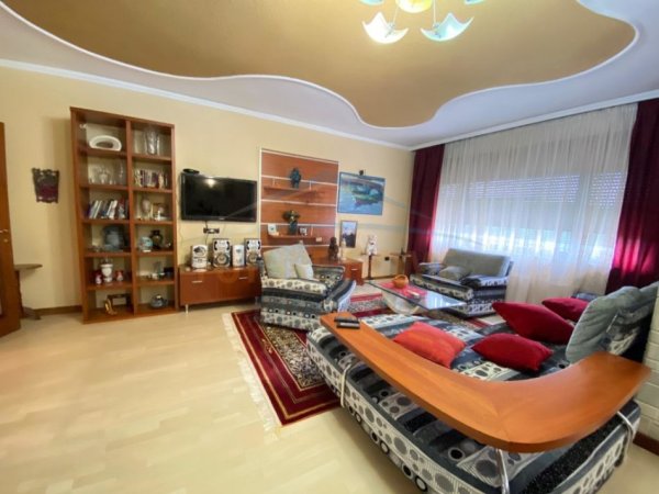 Tirane, jepet me qera apartament 2+1+Ballkon Kati 8, 125 m² 700 € (( + Post Parkimi ) Rruga e Elbasanit, Stadiumi Air Albania)