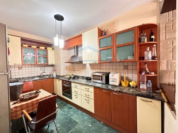 Tirane, jepet me qera apartament 2+1+Ballkon Kati 8, 125 m² 700 € (( + Post Parkimi ) Rruga e Elbasanit, Stadiumi Air Albania)