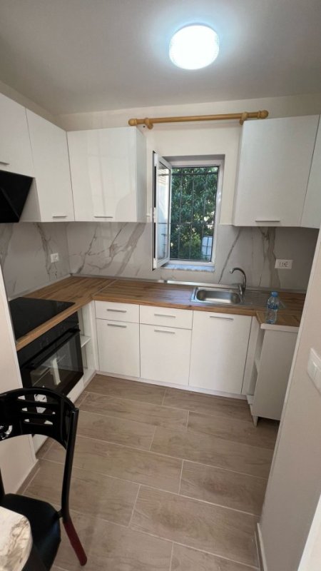 Tirane, jepet me qera apartament 1+1+Aneks+Ballkon Kati 1, 55 m² 350 € (Yzberisht)