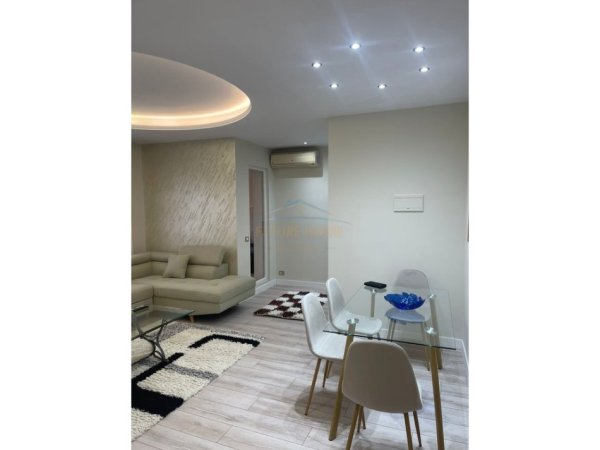 Tirane, jepet me qera apartament 1+1+Ballkon Kati 9, 70 m² 1.000 € (Liqeni)