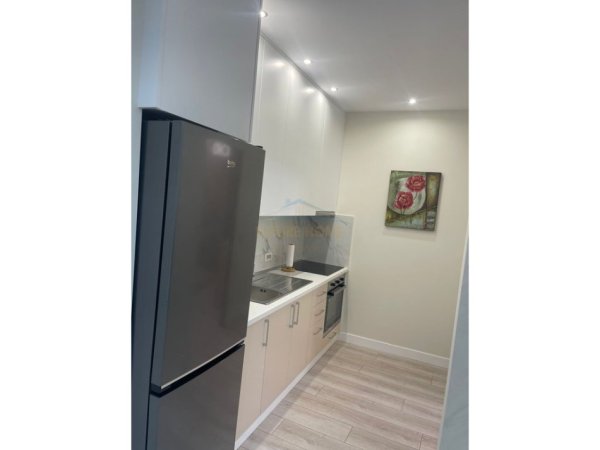 Tirane, jepet me qera apartament 1+1+Ballkon Kati 9, 70 m² 1.000 € (Liqeni)