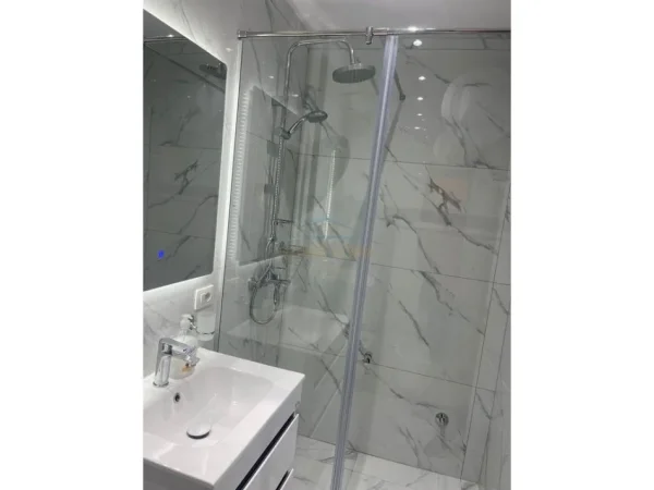 Tirane, jepet me qera apartament 1+1+Ballkon Kati 9, 70 m² 1.000 € (Liqeni)