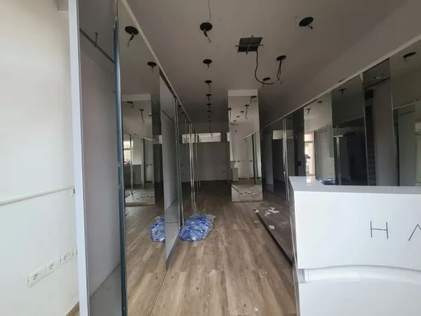 Tirane, shitet dyqan Kati 0, 1 m² 54.000 € (Brryli)