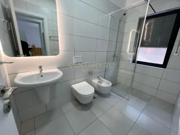 Tirane, jepet me qera apartament 2+1+Aneks+Ballkon Kati 8, 108 m² 1.000 € (KOMPLEKSI STAR)