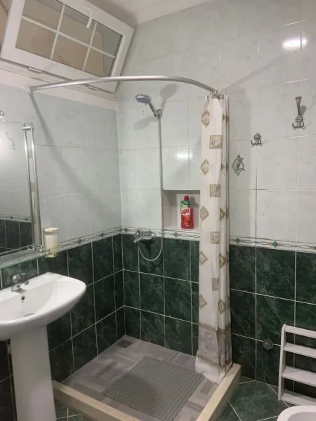 Tirane, jepet me qera apartament 1+1 Kati 3, 66 m² 650 € (Komuna parisit)