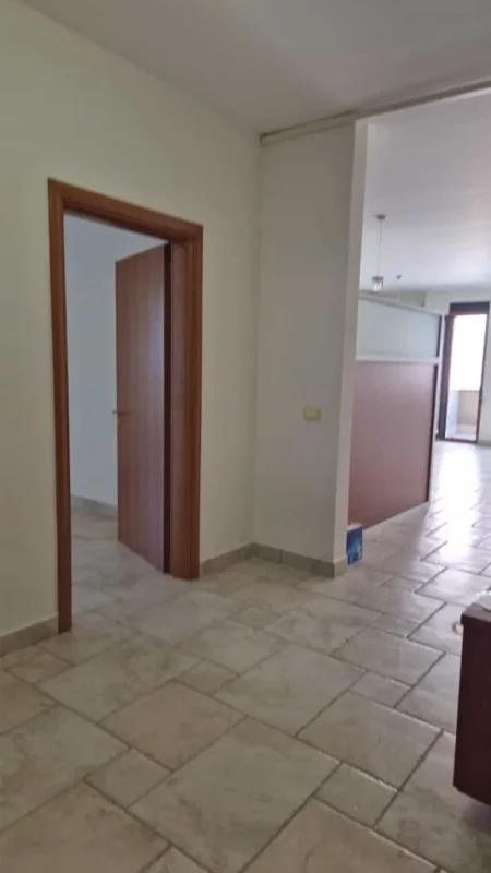 Tirane, jepet me qera zyre Kati 4, 140 m² 1.200 € (Stadiumi air albania)