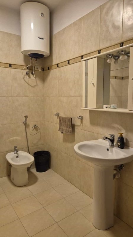 Tirane, jepet me qera zyre Kati 4, 140 m² 1.200 € (Stadiumi air albania)