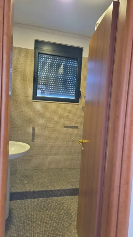 Tirane, jepet me qera zyre Kati 4, 140 m² 1.200 € (Stadiumi air albania)