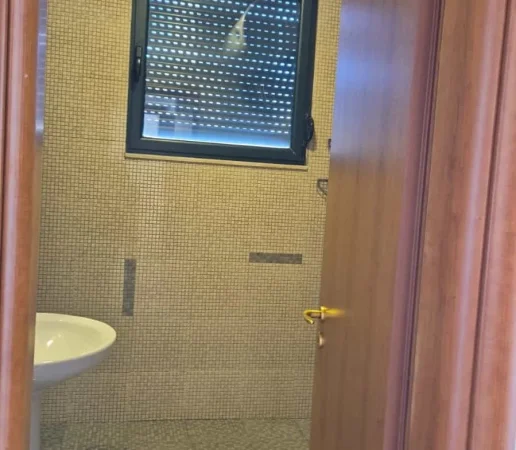 Tirane, jepet me qera zyre Kati 4, 140 m² 1.200 € (Stadiumi air albania)