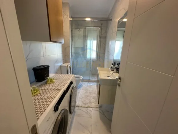 Tirane, shitet apartament 3+1 Kati 3, 123 m² 255.000 € (Liqeni i Thate)